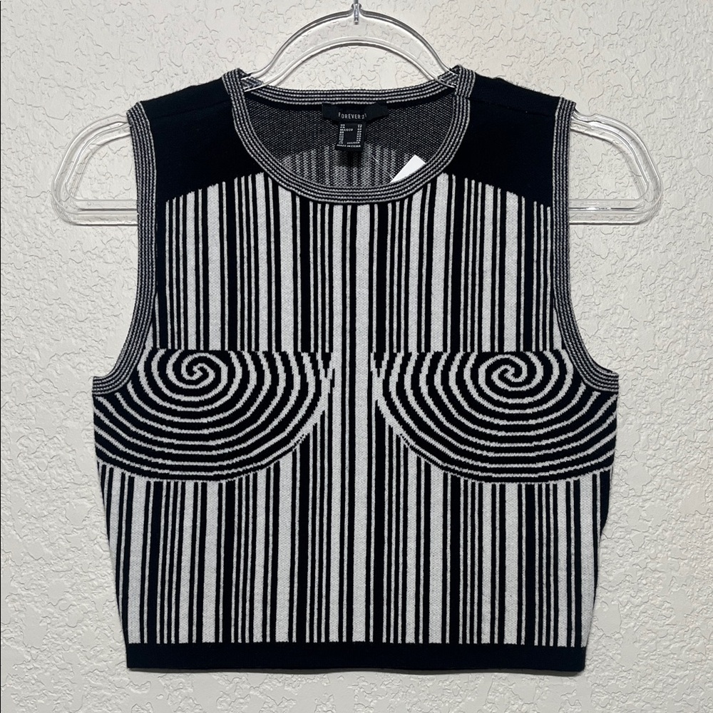 Forever 21 Women’s Size XS Knitted Black and White Spiral Crop Top
